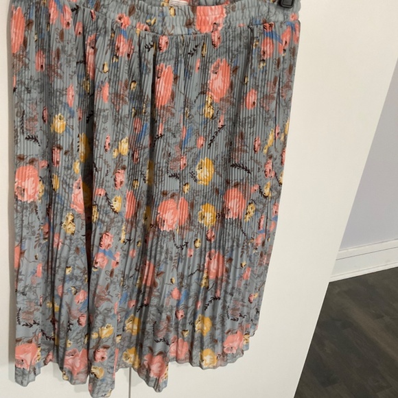 NWOT pleated midi skirt - Picture 4 of 5
